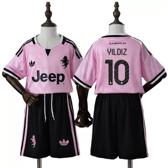 Detské futbalové dresy komplet Juventus 2026/27 Kenan Yildiz 10 Preč ružová 1 Detské futbalové dresy komplet Juventus 2026/27 Kenan Yildiz 10 Preč ružová