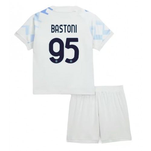 Kindervoetbalshirt Inter Milaan Alessandro Bastoni #95 2025-26 Voorin Volledig 1 Kindervoetbalshirt Inter Milan Alessandro Bastoni #95 2025-26 Uit Complete