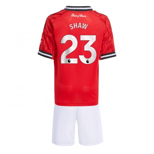Futbalový Komplet pre deti Manchester United Luke Shaw #23 2025-26 Domáci 1 Futbalový Komplet pre deti Manchester United Luke Shaw #23 2025-26 Domáci
