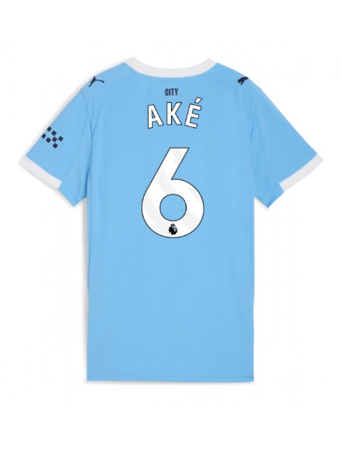 Futbalový dresy Manchester City 2025/26 Domáci Nathan Ake #6 – Dámsky Krátky Rukáv 1 Futbalový dresy Manchester City 2025/26 Domáci Nathan Ake #6 – Dámsky Krátky Rukáv